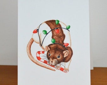 Tarjeta de felicitación festiva de rata, rata encapuchada con luces de hadas, diseño de tarjeta de Navidad de rata
