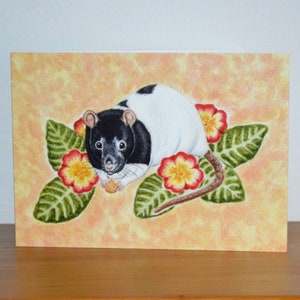 Rat à capuchon noir avec carte de vœux de fleurs, carte de vœux de rat