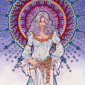 Pode incluir: Uma mulher com cabelo comprido e branco vestindo um vestido branco com um cinto dourado e uma adaga. Ela está em pé em frente a um design circular colorido.