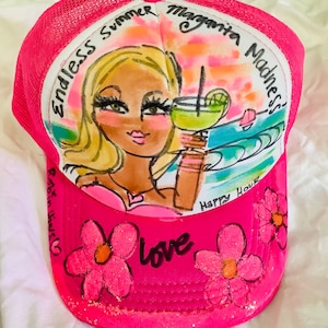 K&ouml;nnte beinhalten: Rosa Netz-Trucker-Kappe mit einem wei&szlig;en Frontpanel, das eine Cartoon-Illustration einer Frau mit blonden Haaren zeigt, die ein Margarita-Glas h&auml;lt. Der Text "Endless Summer Margarita Madness!" ist in einer bunten Schrift um die Illustration herum geschrieben. Der Text "Happy Hour" ist in der rechten unteren Ecke des Panels geschrieben. Die Kappe hat au&szlig;erdem zwei rosa Blumen mit orangenen Zentren und das Wort "Love" in Schwarz auf dem Frontpanel.