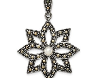 Colgante de plata de ley con marcasita envejecida y flor de perlas de imitación