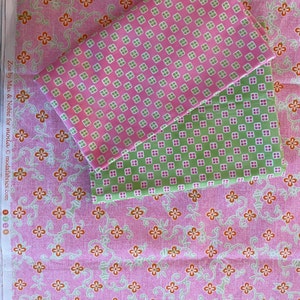 Peut inclure: Deux échantillons de tissu à motif à carreaux rose et vert. Le tissu est posé sur un tissu rose à motif floral. Le texte "Zoe by Max & Nobie for moda © modafabrics.com" est visible en bas à gauche.