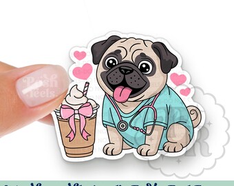 Adorno de acrílico intercambiable para porta credencial de enfermera con adorable carlino - Carlino cervatillo con uniforme médico. Adorno de acrílico intercambiable para porta credencial de técnico veterinario.