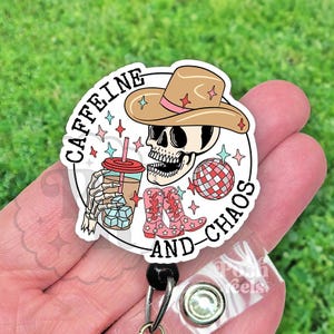 Bobine d'insigne drôle « Caféine et chaos », Porte-badge pour cow-girl café glacé, Bobine d'insigne en acrylique fait main, Pull pour insigne, Lanière d'enseignant