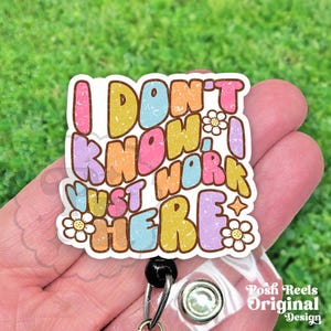 Bobine de badge amusante « Je ne sais pas, je travaille juste ici », porte-badge à ressort, bobine de badge en acrylique fait main, tirette pour badge, lanière