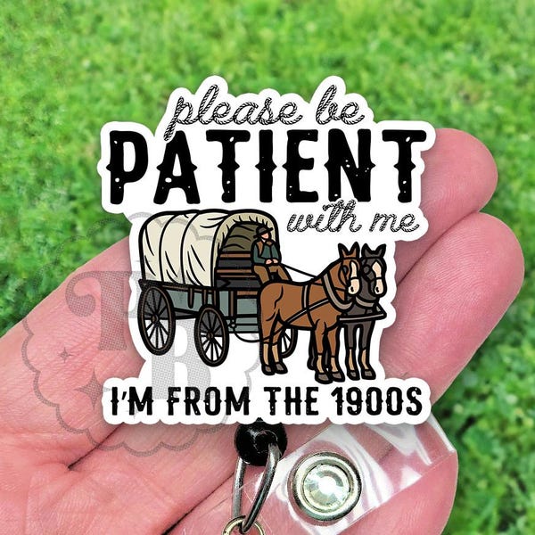 Porta credencial retráctil retro de acrílico con la frase "Por favor, ten paciencia conmigo, soy de la década de 1900", resistente, seguro para resonancia magnética, regalo para enfermeras y profesores.
