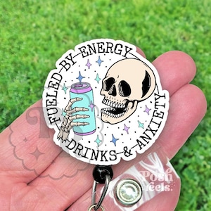 Porta credencial "Alimentado por bebidas energéticas y ansiedad", porta credencial con calavera divertida de bebidas energéticas, porta credencial hecho a mano, mosquetón, cordón
