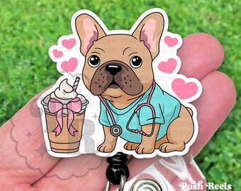 Lindo porta credencial de enfermera con bulldog francés, color cervatillo con uniforme médico, para técnicos veterinarios, enfermeras y amantes de los perros. Resistente y seguro para resonancias magnéticas.