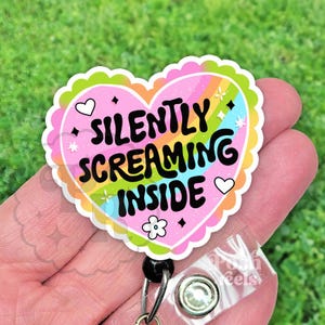 Portatarjetas retráctil con mensaje "Gritos silenciosos en el interior", soporte para tarjetas de salud mental, divertido portatarjetas retráctil de acrílico, mosquetón resistente, seguro para resonancia magnética.