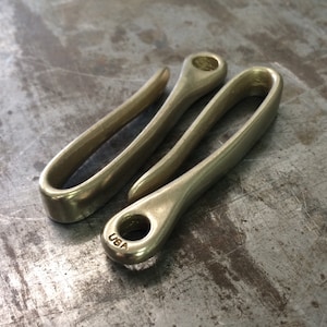 Gancho para cinturón con lazo para llave de latón macizo - Fabricado en EE. UU.