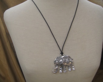 Collar colgante de elefante