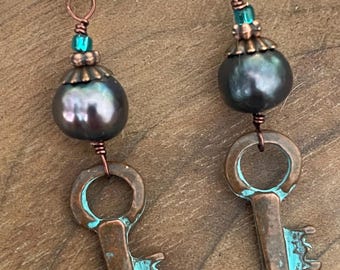 Orecchini in rame/Orecchini con perle d'acqua dolce/Orecchini portafortuna/Gioielli con ciondolo a forma di chiave/Orecchini con chiave scheletro/Gioielli con chiave vintage/Regalo per lei