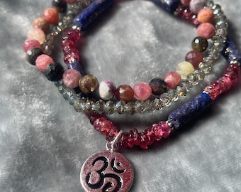 Bracciale Namaste/Braccialetti con pietre preziose impilabili/Regalo per la mamma/Gioielli con tormalina/Braccialetto con perline di granato/Braccialetto con ciondolo Namaste/Gioielli in argento/