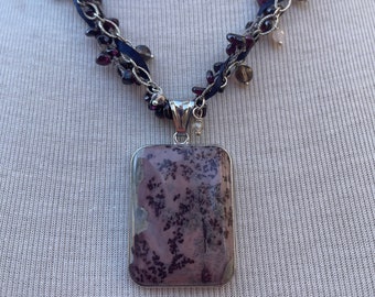 Collana con ciondolo/gioielli in granato/collana con ciondolo rosa