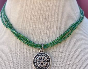 Gioielli per il giorno di San Patrizio/Collana portafortuna/Collana trifoglio/Ciondolo trifoglio/Gioielli trifoglio/Collana con perline verdi/Trifoglio argento