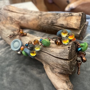 Button bracelet with colorful beads/Vintage button jewelry/Button Charm bracelet/Copper button bracelet/Iridescent button bracelet