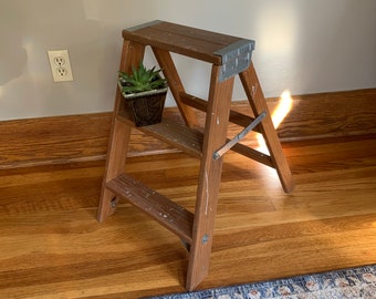Primitive White Wood Step Stool Milking Stool Foot Stool Shabby Cottage Chic Distressed Small Bench Plant Stand Coffee Table Farmhouse Decor