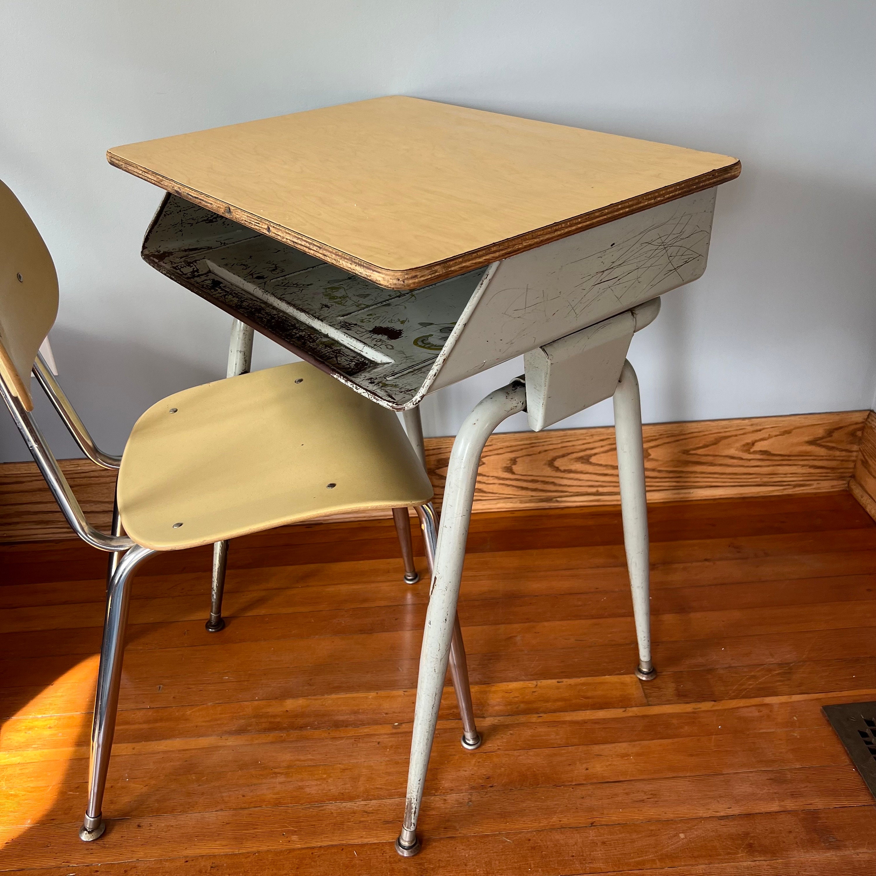 Bureau d'écolier vintage en métal - Bureau d'école, bureau pour adulte, bureau américain réglable, grande quantité de 27 à 29 po.