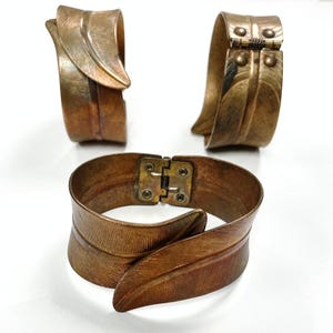 Vintage patinaåldrad massiv mässing etsad dubbel fjäderfjäder gångjärnsmanschettarmband N263