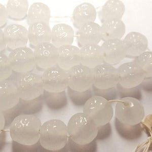 30 Vintage Japanese Cherry Brand Glass Alabaster 14mm. Baroque Round Beads 4715