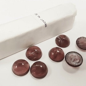 18 Vintage Japanische Glas Amethyst Quarz 15mm. Runde Cabochons mit flachem Rücken - In Originalverpackung des Herstellers 709P