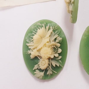 3 Vintage Hong Kong Wedgwood Green Flower Bouquet 40x30mm. Oval Resin Cameos 170