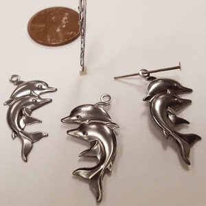12 double dauphin vintage 22 mm. Estampage en relief en acier, breloques perles N30