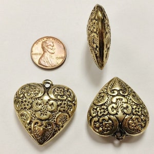 3 Vintage Antique Gold Heart Floral Scroll 31 mm. Akrylowe wisiorki dmuchane 1587