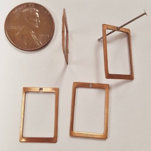 12 vintage rektangulära platta 19 x 13 mm. Kopparbelagda stålpräglade hängen N16