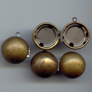 3 Vintage Patina Aged Brass Round 18mm. Ball Smooth Sphere Pendant Lockets 5123