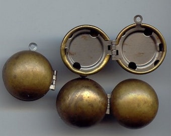 3 Vintage Patina Aged Brass Round 18mm. Ball Smooth Sphere Pendant Lockets 5123