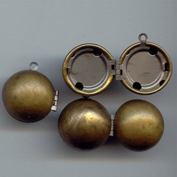 3 Vintage Patina Brass Round 18mm. Ball Smooth Sphere Pendant Lockets 5123