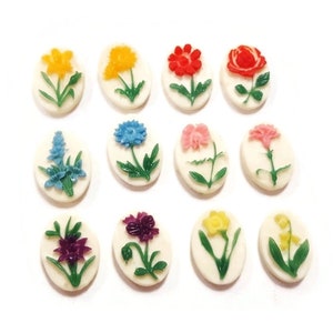 12 vintage Hong Kong bloemen in assorti kleur 14 x 10 mm. Ovale hars cabochon cameeën 349