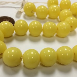 24 Vintage Japanese 1950&#39;s Cherry Brand Glass Pale Yellow 13mm Round Beads 4616T