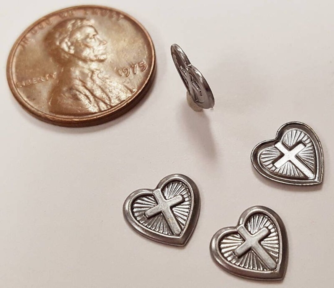 12 ヴィンテージ スチール 浮き彫り クロス ハート 9 mm。シルバー