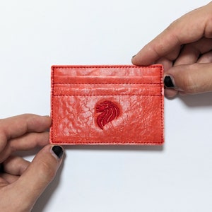 Roter Kartenhalter, 5 Steckplätze, Upcycled Kunststoff, Singapur-Löwenkopf-Stickerei, recycelte schlanke Brieftasche, handgefertigte minimalistische Kartentasche