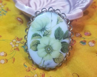 Vintage Necklace Pendant. White Flowers.