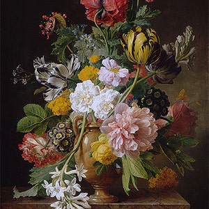 Puede incluir: Una pintura de naturaleza muerta de un arreglo floral en un jarrón marrón. El ramo presenta amapolas rojas, tulipanes rayados y peonías rosas. El jarrón se encuentra sobre una superficie texturizada contra un fondo oscuro. La pintura muestra una variedad de tipos de flores.