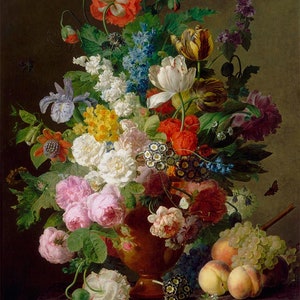 Puede incluir: Pintura de naturaleza muerta de un vibrante arreglo floral en un jarrón color cobre. El ramo incluye amapolas rojas, rosas blancas y otras flores coloridas. Uvas y melocotones están dispuestos sobre una superficie de mármol.