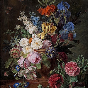 Puede incluir: Un bodegón de un jarrón de bronce rebosante de una vibrante variedad de flores. El arreglo incluye rosas, tulipanes, iris y amapolas en tonos de rojo, rosa, amarillo y azul. Se ven dos mariposas en el fondo.