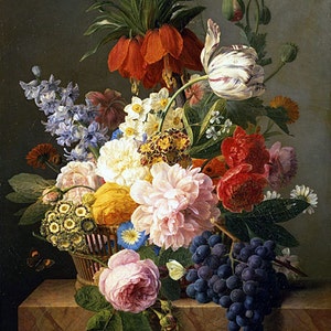 Puede incluir: Una naturaleza muerta que presenta una variedad de flores coloridas en una cesta tejida, incluyendo tulipanes rojos, peonías rosas, narcisos amarillos y delfinios azules. Un racimo de uvas moradas oscuras se encuentra sobre una superficie de mármol en primer plano.