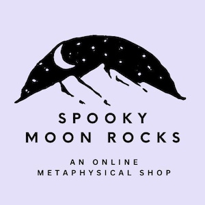 K&ouml;nnte beinhalten: Ein Logo mit einer schwarzen Bergketten-Silhouette unter einem Sternenhimmel und einem Halbmond. Der Text "SPOOKY MOON ROCKS" ist darunter zentriert, mit "AN ONLINE METAPHYSICAL SHOP" darunter, alles auf einem lavendelfarbenen Hintergrund.