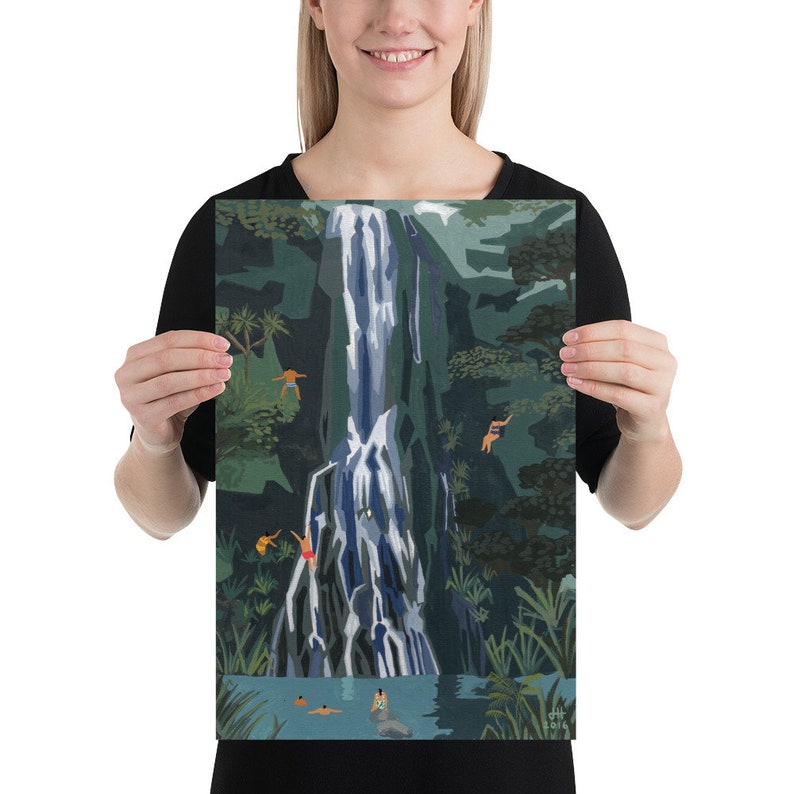 Puede incluir: Una pintura de una cascada que cae por un acantilado rocoso. Una exuberante vegetaci&oacute;n verde rodea la cascada, y la gente est&aacute; nadando y saltando al agua debajo. La pintura est&aacute; hecha en un estilo estilizado, casi de dibujos animados, con colores vivos y formas simples.