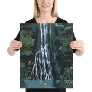 Puede incluir: Una ilustraci&oacute;n colorida de una cascada que cae por un acantilado rocoso. Una exuberante vegetaci&oacute;n verde rodea la cascada, y la gente nada y salta al agua de abajo. La obra de arte est&aacute; firmada "J.H. 2016" en la esquina inferior derecha.