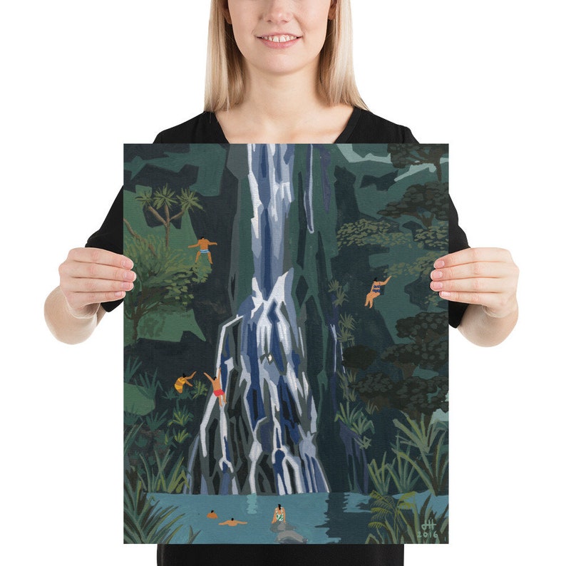 Puede incluir: Una ilustraci&oacute;n colorida de una cascada que cae por un acantilado rocoso. Una exuberante vegetaci&oacute;n verde rodea la cascada, y la gente nada y salta al agua de abajo. La obra de arte est&aacute; firmada "J.H. 2016" en la esquina inferior derecha.
