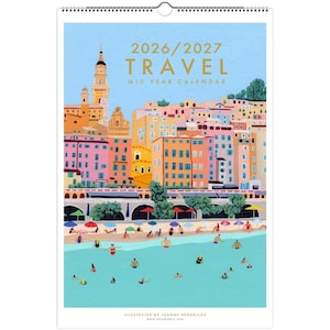 Könnte beinhalten: Ein Reise-Halbjahreskalender 2026/2027 mit einer farbenfrohen Illustration einer Küstenstadt mit pastellfarbenen Gebäuden, einem hohen Turm und einem Strand mit Menschen, die schwimmen und unter Sonnenschirmen entspannen. Text: 2026/2027 TRAVEL MID YEAR CALENDAR.