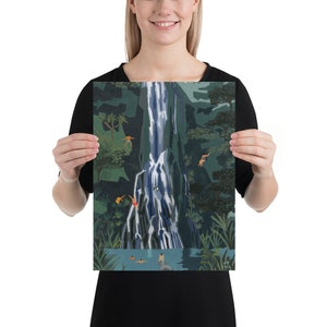 Puede incluir: Una ilustraci&oacute;n colorida de una cascada que cae por un acantilado rocoso rodeado de exuberante vegetaci&oacute;n verde.  Personas est&aacute;n nadando y saltando al agua debajo. La obra de arte est&aacute; firmada "C.H. 2016".