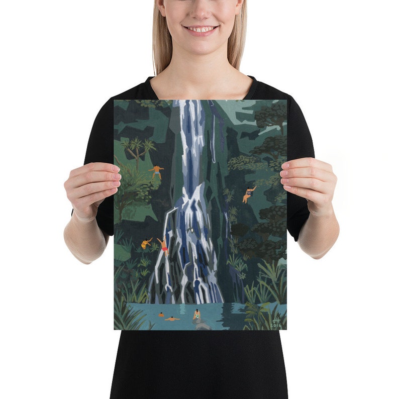 Puede incluir: Una ilustraci&oacute;n colorida de una cascada que cae por un acantilado rocoso rodeado de exuberante vegetaci&oacute;n verde.  Personas est&aacute;n nadando y saltando al agua debajo. La obra de arte est&aacute; firmada "C.H. 2016".