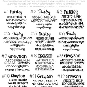 Peut inclure: Un tableau pr&eacute;sentant 12 options de polices de broderie pour la personnalisation. Les polices sont &eacute;tiquet&eacute;es avec les num&eacute;ros 1 &agrave; 12 et les noms "Paisley" et "Greyson". Le tableau comprend des lettres majuscules et minuscules, des chiffres et des signes de ponctuation.