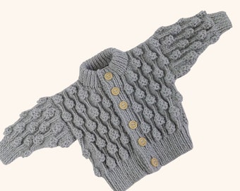 Baby-Cardigan, handgestricktes graues Bommelmuster, geschlechtsneutral, 0-6 Monate, Strickpullover